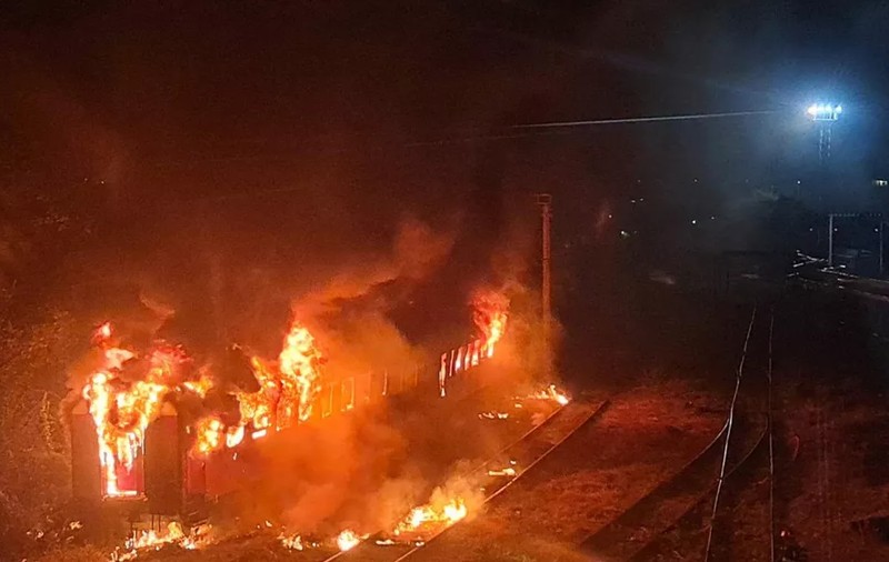 Două vagoane dezafectate au luat foc în Gara Iași. Au intervenit mai multe echipaje de pompieri