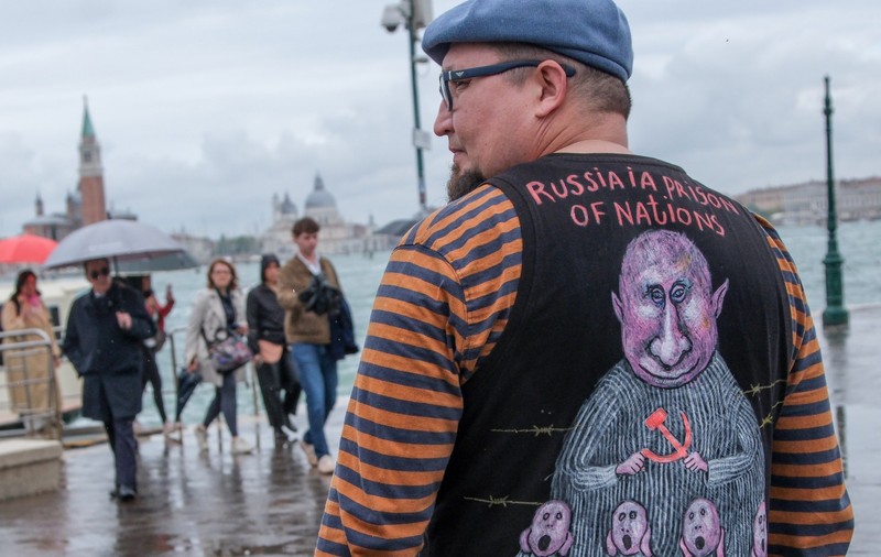 Uciderea caricaturistului rus care l-a ironizat pe Putin este un asasinat politic, spune Donald Tusk