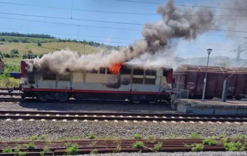 Locomotivă în flăcări, într-o gară din Sibiu. Sunt mari degajări de fum