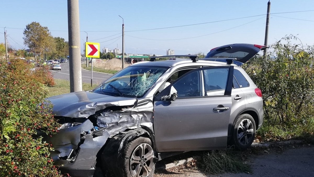 Masina fostului ministru Monica Macovei dupa accident. Foto: Realitatea Plus, g4media.ro