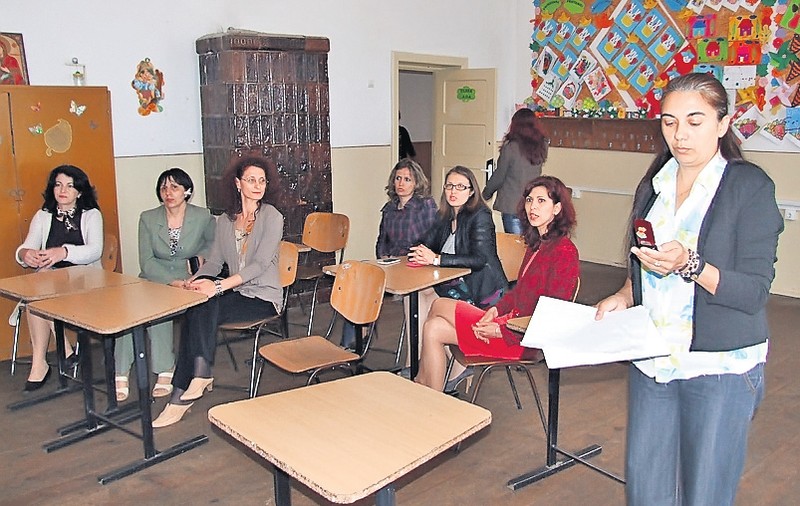 Au tăiat salariile profesorilor pentru datoria şcolii