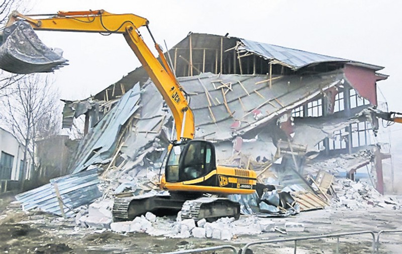 Unul dintre palatele lui Bercea Mondial, demolat de autorităţi