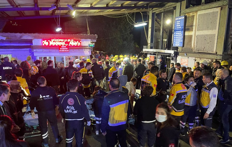 Explozie într-o mină de cărbuni din Turcia, vineri seară. Doi oameni au murit, alți 49 sunt blocați în subteran