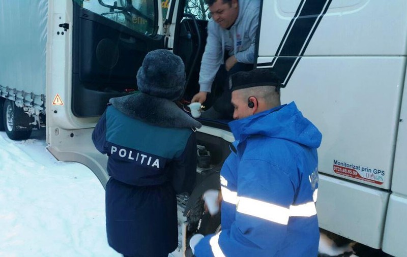 Ceai, cafea și gustări pentru șoferii de camioane blocați în nămeți, în Giurgiu