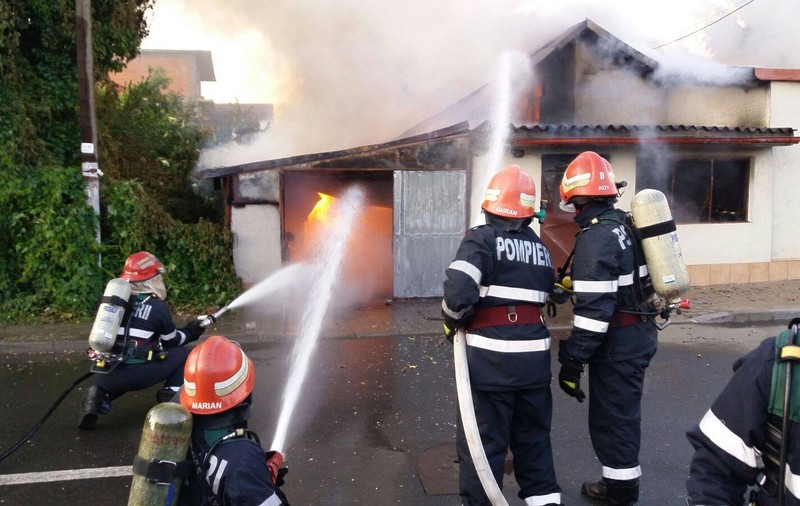 FOTO/ Incendiu la o casă și la un centru de încărcat butelii din Chitila. O persoană este grav rănită