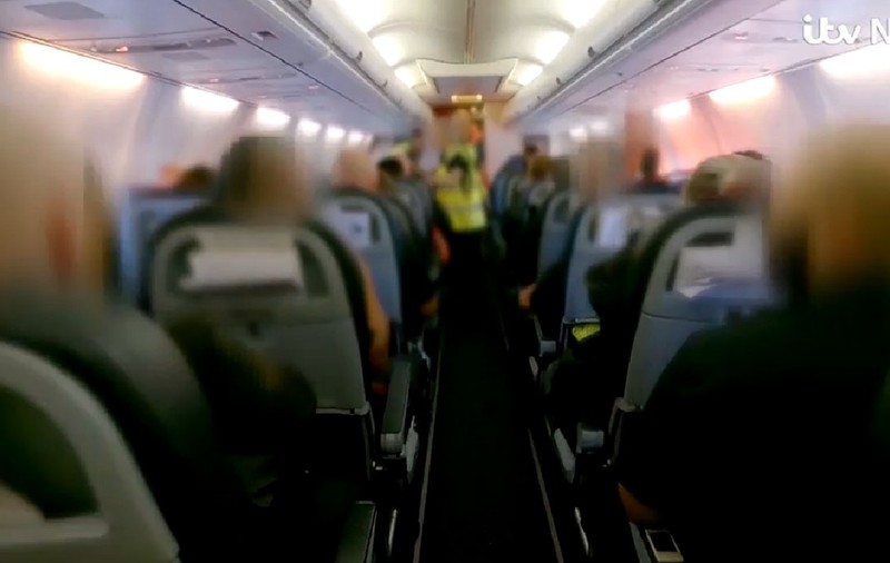 Imagini rare din avionul cu infractori români care au primit câte 2.000 de lire și au acceptat să fie deportați din Marea Britanie