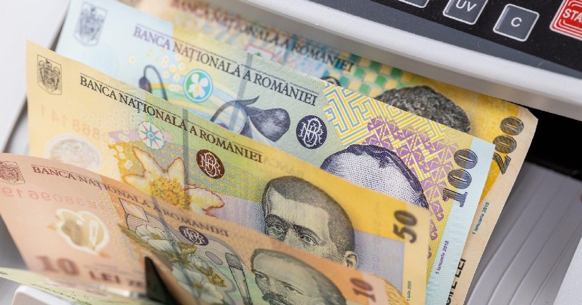 Bancnote românești în aparatul de numărat bani