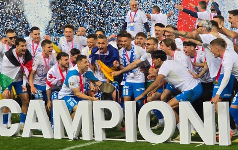 Universitatea Craiova este noua campioană a României, după ce a învins-o pe Universitatea Cluj cu 5-0 în „finala” sezonului