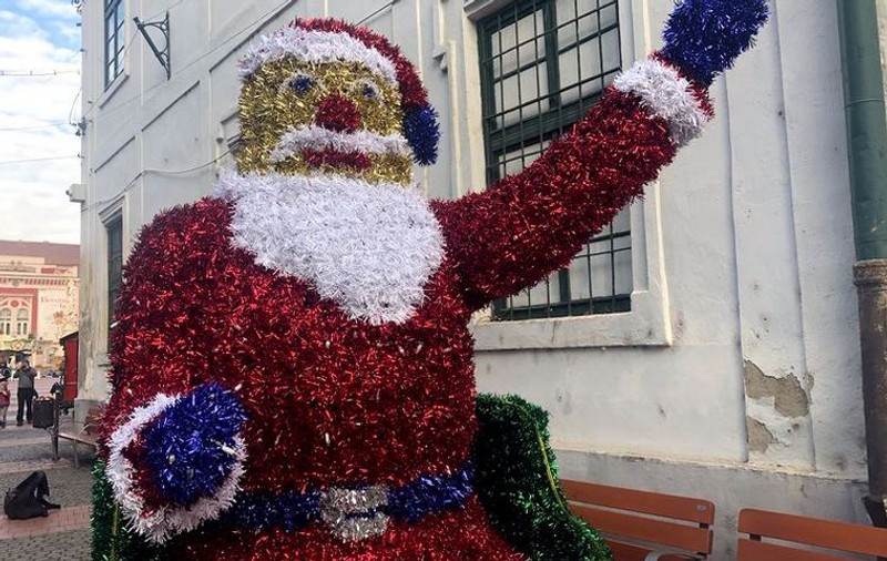 Moși Crăciun de speriat în Timișoara! Decorațiunile refăcute cu 16.500 euro au stârnit reacții negative: "E criminal, îi lipsește drujba din mână" - FOTO