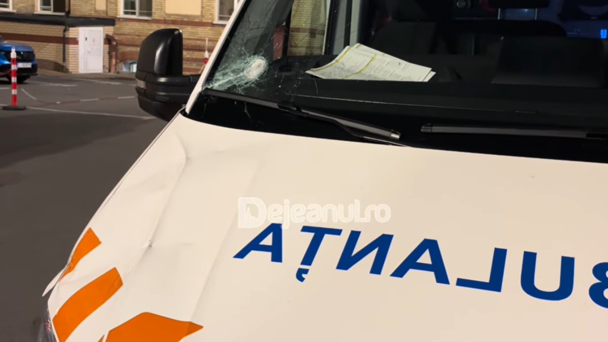 O ambulanță cu parbrizul spart