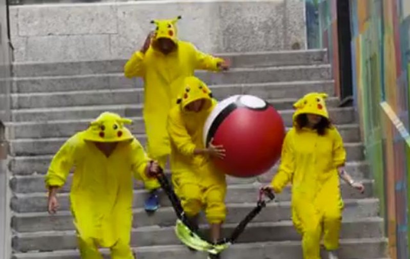 Elveţienii au ieşit la "vânat" vânători de pokemoni, pe străzi. Cum reacţionează jucătorii când sunt prinşi | VIDEO