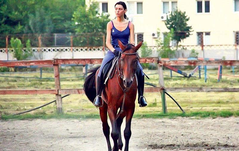«Noua Antonia» ştie! Talia subţire călare pe cal se ţine
