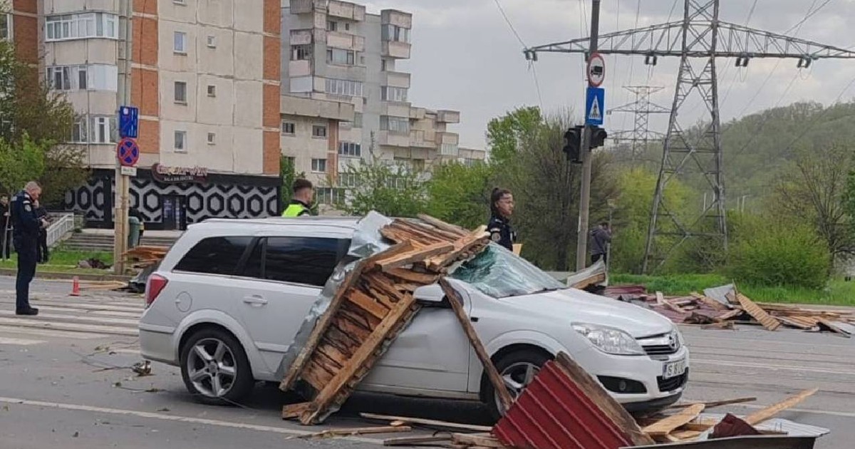 O mașină este afectată după ce un acoperiș smuls de vântul puternic a căzut pe ea, în Iași