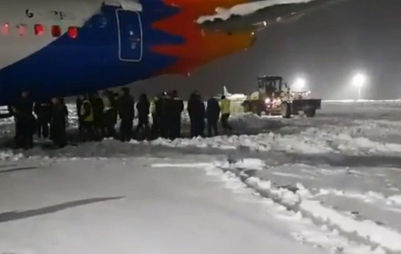 Rugbyştii de la Northampton Saints au deszăpezit pista aeroportului din Timişoara ca să le poată decola avionul | VIDEO