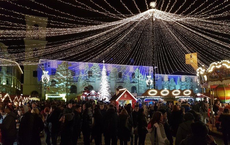 VIDEO&FOTO/ Mii de vizitatori la Târgul de Crăciun din Sibiu, la sfârșitul săptămânii trecute. O bucată din Viena, la prețuri de România