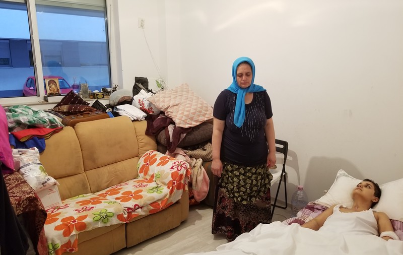 VIDEO/ O tânără de 22 de ani aflată în stare vegetativă a fost plimbată între șase spitale din România și refuzată la unul pentru că “e țigancă și miroase urât!”