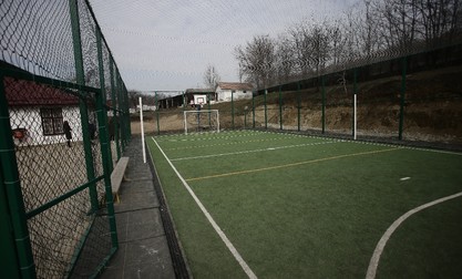 Terenul de sport pe care copiii se adună și în weekend să se joace