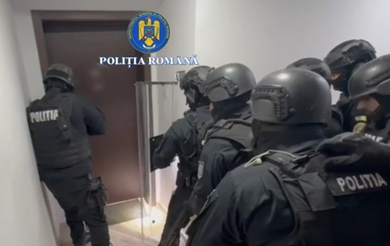Femeie din București, eliberată de mascați după ce fostul iubit ar fi sechestrat-o: amenința că se aruncă de la etaj