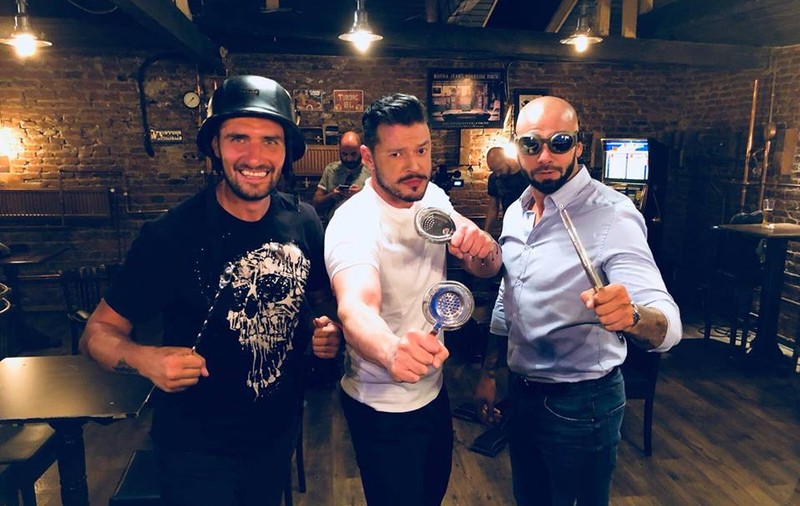 “Vulturii de noapte” lasă cluburile pentru mănăstiri. Victor, Giani și Cătălin vor să facă un tur cu rulota prin Bucovina