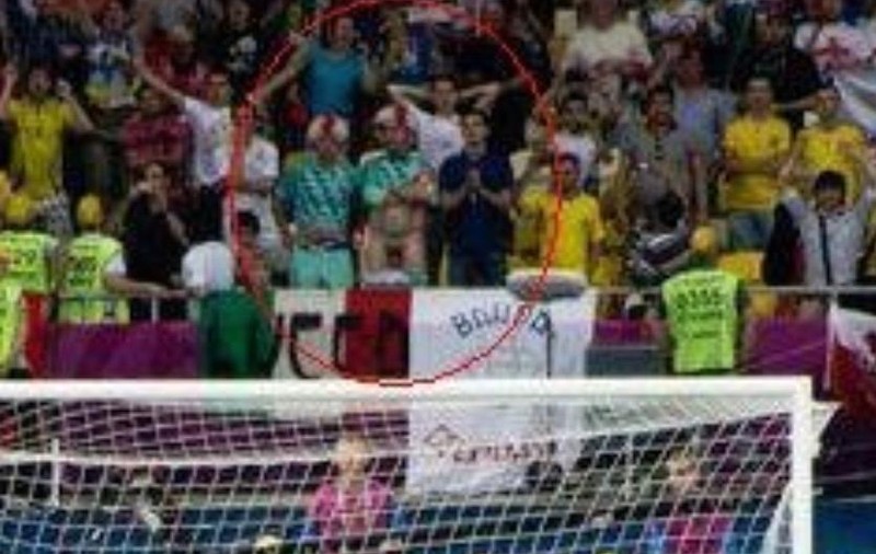 Cu «bărbăţia» la vedere în peluză! | FOTO