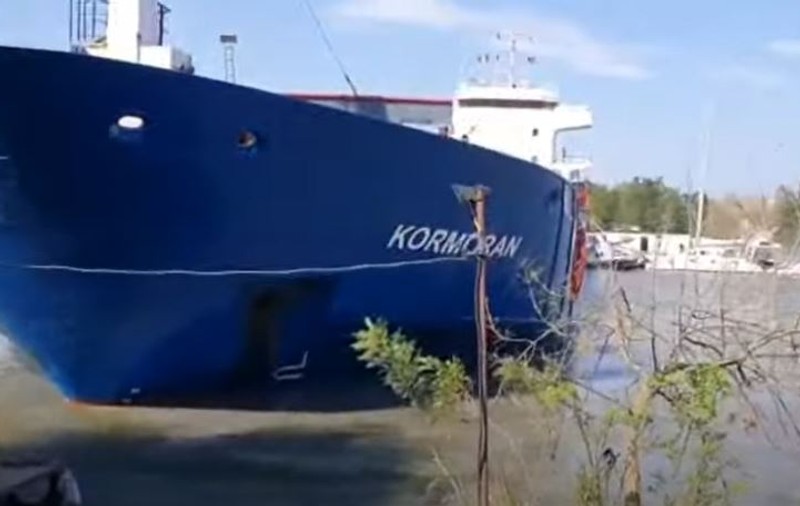 O navă încărcată cu grâu a lovit trei ambarcațiuni staţionate la mal, pe canalul Sulina, după ce a rămas fără motor