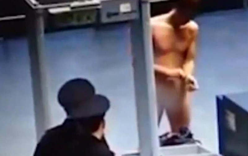 PROTEST inedit. STRIPTEASE MASCULIN pentru angajații unui AEROPORT
