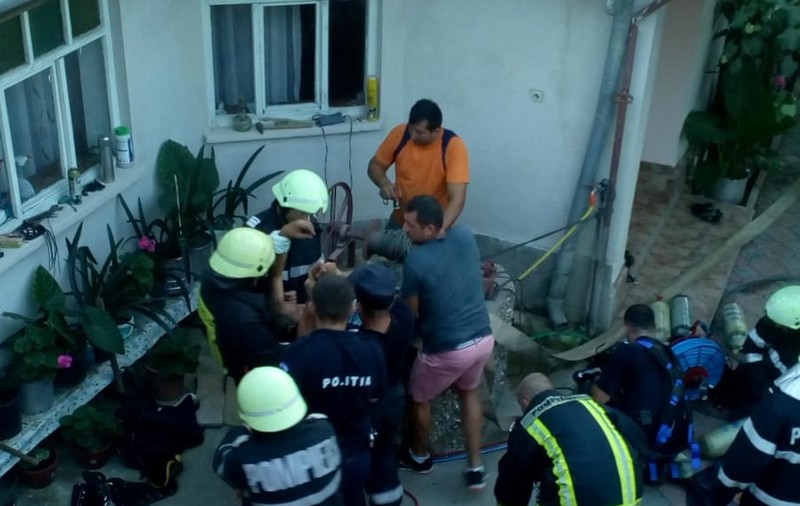 UPDATE/ Trei persoane au murit după ce au rămas blocate într-o fântână din județul Timiș / FOTO