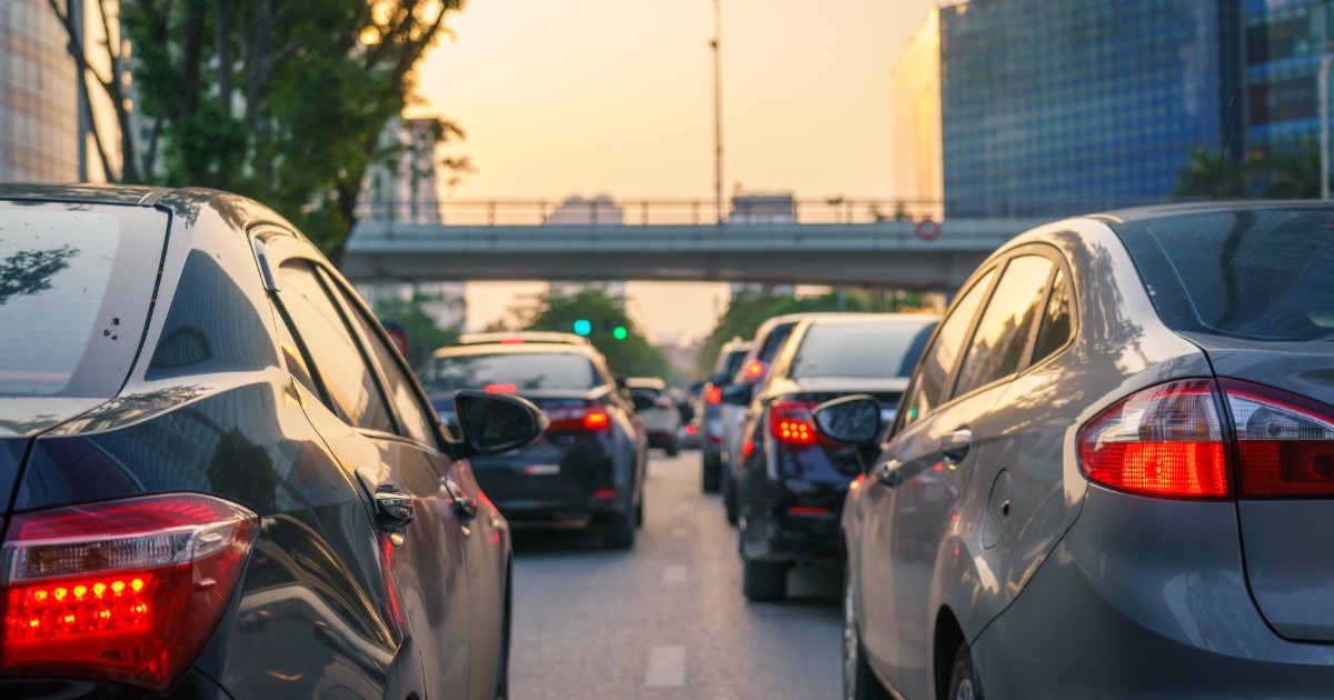 Mai multe mașini aflate în trafic.