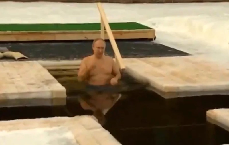 Vladimir Putin s-a scufundat într-un bazin cu apă rece de Bobotează pe stil vechi. „O face în mod tradițional”
