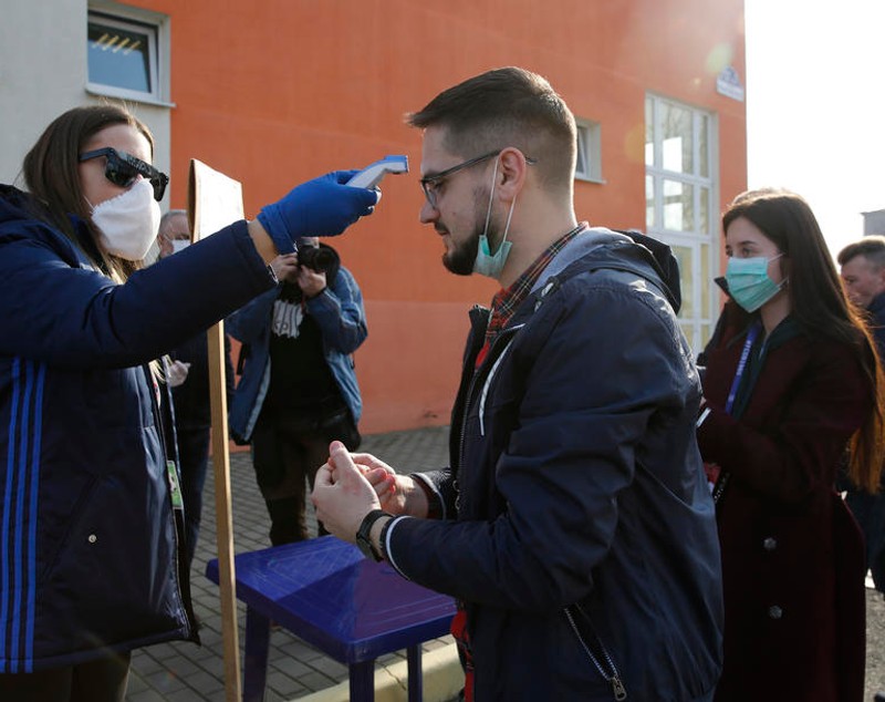 Lumea arde, iar președintele Belarus, Aleksandr Lukaşenko, joacă hochei. ”Sportul e cel mai bun antivirus”, crede liderul de la Minsk