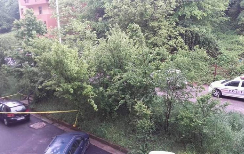 Un tânăr s-a aruncat de la etajul 10 la Pitești. Mama lui l-a văzut pe capota unei mașini