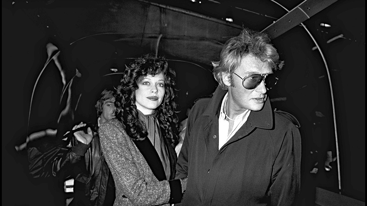 Babeth Etienne și Johnny Hallyday într-o fotografie alb negru din 1980.