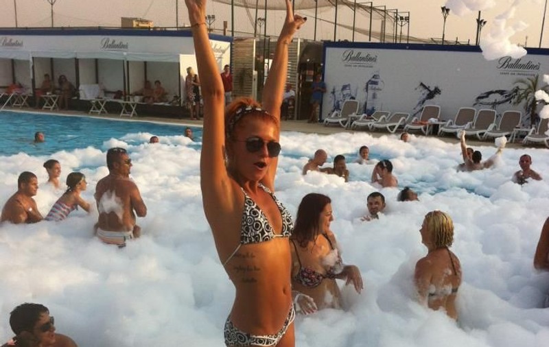 Sylvia DANSEAZĂ  în spumă. Îţi place cum arată în costum de baie? | FOTO