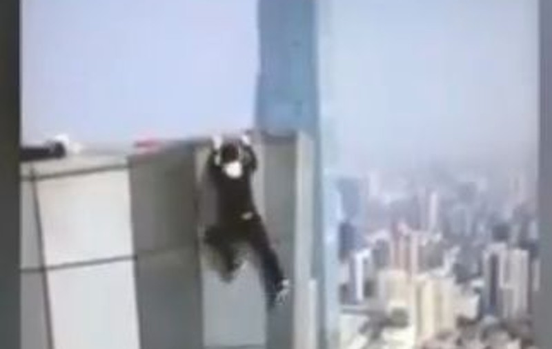 Și-a filmat propria moarte: Un tânăr a încercat să facă o cascadorie și a căzut de la etajul 62 al unui zgârie-nori | VIDEO