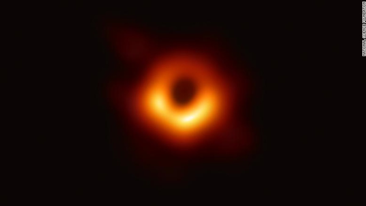 Prima fotografie făcută vreodată unei găuri negre a fost dezvăluită