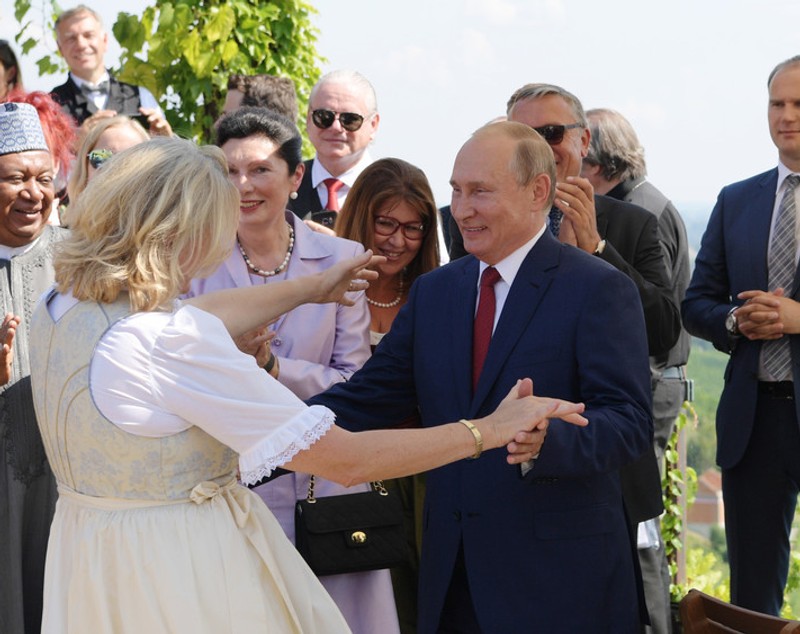 Lista rușinii cu politicienii occidentali care au primit joburi din partea Rusiei lui Putin: premieri celebri, miniștri, comisari