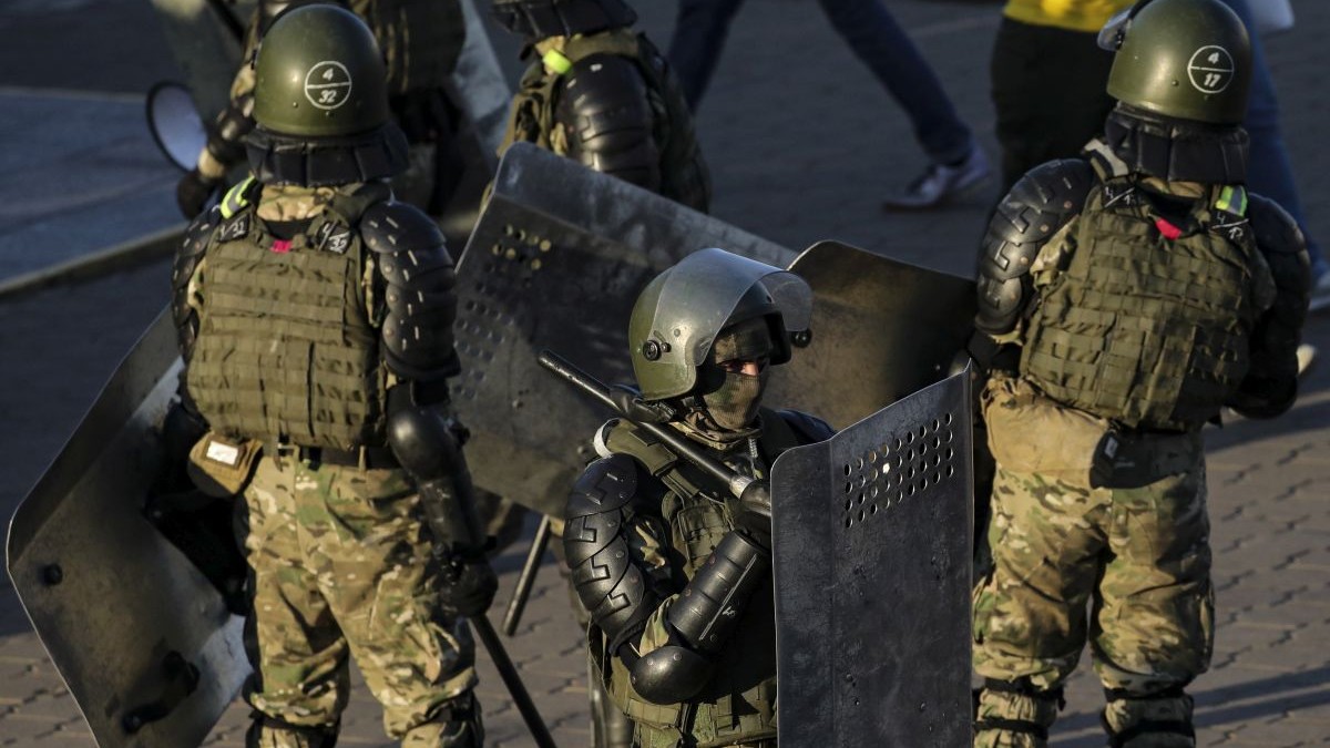 Forțele speciale ale armatei blochează o stradă în Minsk, belarus, în timpul protestelor FOTO: Profimedia