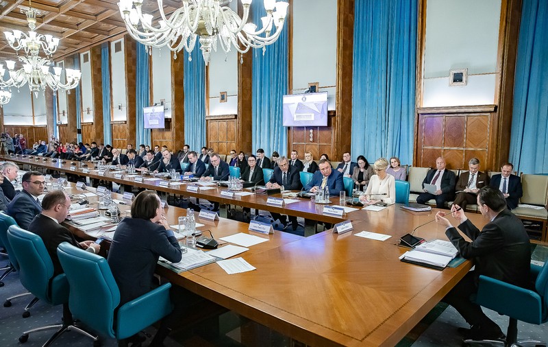 Premierul Ludovic Orban şi miniştrii au primit rezultate negative la testarea pentru COVID-19. Executivul iese din izolare