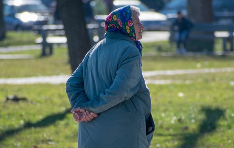 femeie-romania-pensie-parc
