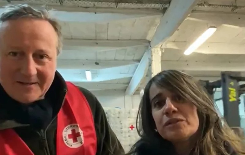 VIDEO. Fostul premier britanic a condus un camion cu ajutoare până în Polonia. Un mic incident i-a dat bătăi de cap