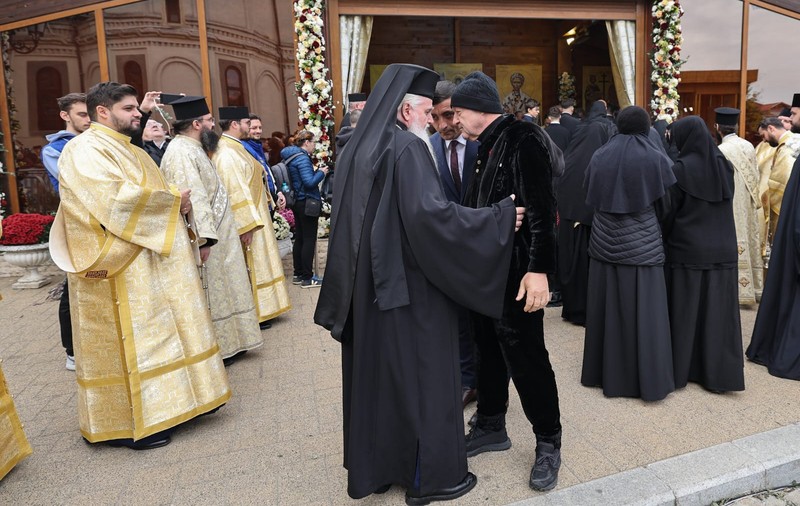 Procesiune religioasă în București, cu moaştele a cinci sfinți. Becali și Simion printre participanți. Programul sărbătorii Sfântului Dimitrie cel Nou