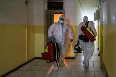 Tuburile de oxigen reprezintă bagajul nelipsit al ambulanţierilor în pandemie