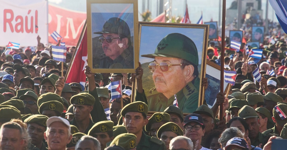 Numeroși soldați și alți cubanezi au participat vineri, 22 mai, la un miting de sprijin pentru Raul Castro Foto: Profimedia