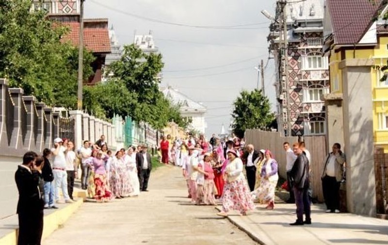 Polițistele din Iași au intrat în comunitățile de rromi din județ. Cum se urmărește reducerea infracționalității