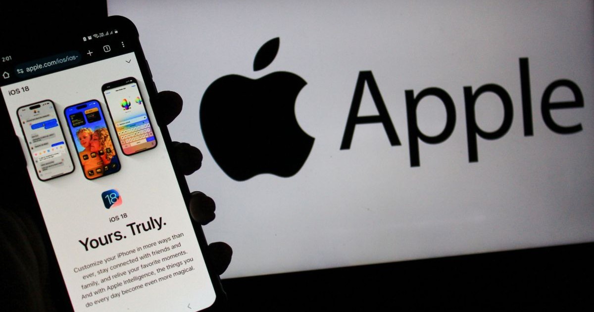 Un iphone pe care este afișată pagina de update la iOS 18, așezat în fața unui fundal cu logo Apple.