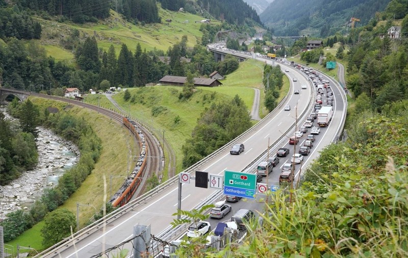 De ce nu mai pot șoferii să accelereze în Elveția ca în epoca de aur a vitezei: de la autostrăzi libere ca în Germania, la amenzi record