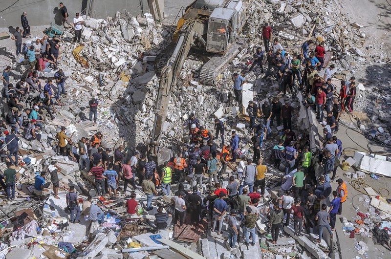 Echipele de salvare palestiniene au salvat duminică 5 copii de sub dărâmăturile provocate de armata israeliană. Alți 8 au fost uciși. Paramedicii continuă operațiunile de căutare și se așteaptă ca numărul victimelor să crească