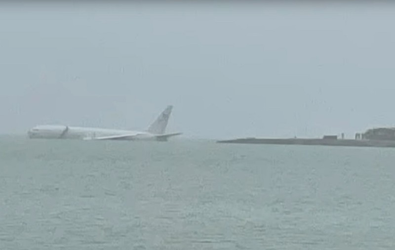 Un avion al marinei americane a ieșit de pe pistă și s-a prăbușit în mare, cu nouă oameni la bord, în Hawaii. VIDEO