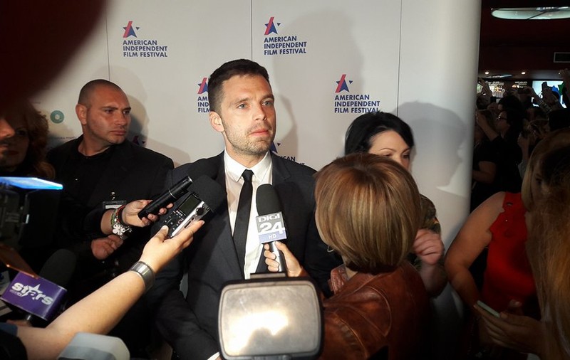 VIDEO/Primele imagini cu actorul Sebastian Stan în România. A fost bătaie pentru o poză cu el!