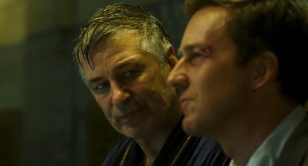 Alec Baldwin și Edward Norton în „Motherless Brookyn”